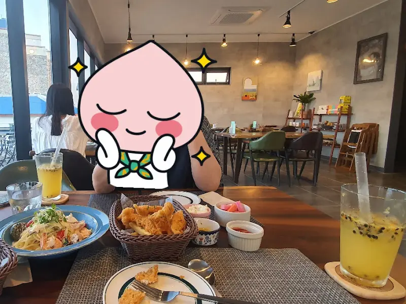 음료와 함께 보이는 테이블