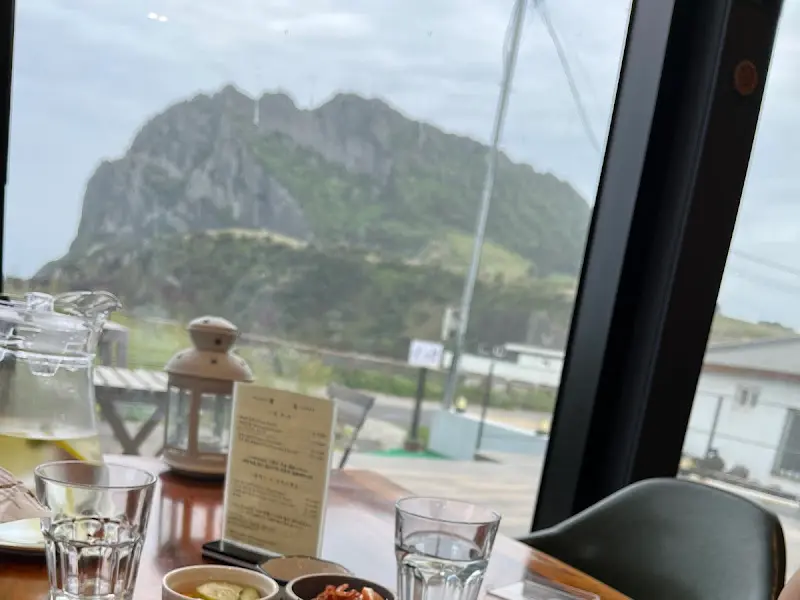 식탁에서 보이는 성산일출봉 뷰