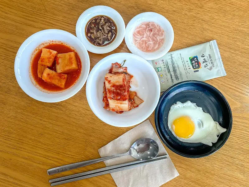 콩나물국밥과 반찬 전체샷