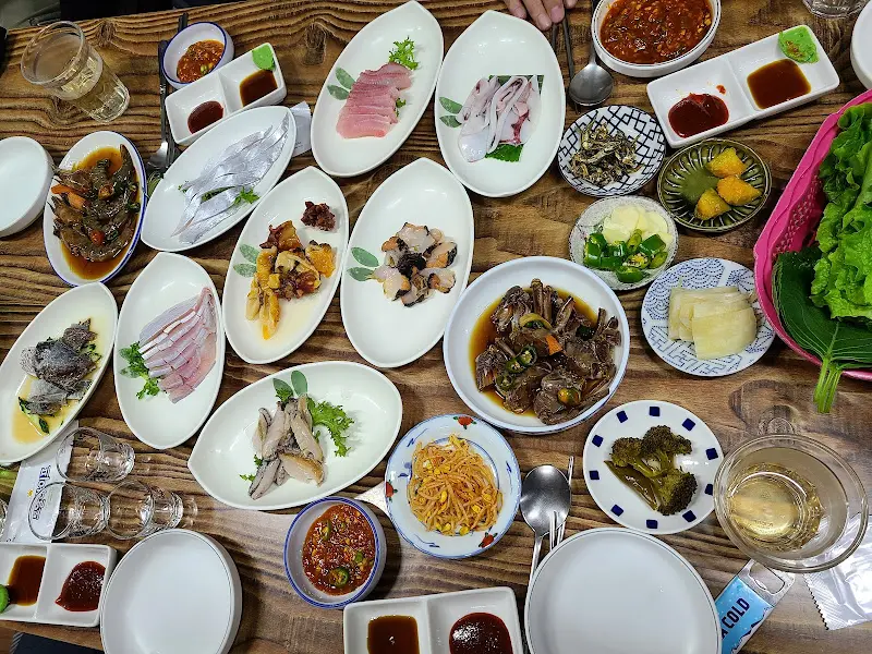 다채로운 해산물 요리 한 상 차림