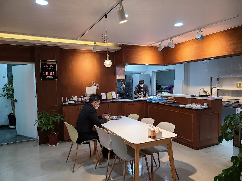 손님을 맞이하는 식당 내부