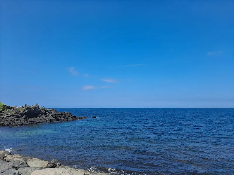 식당에서 바라본 아름다운 바다 풍경