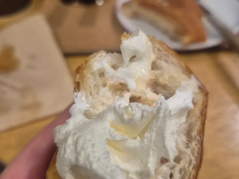 소금빵에 아이스크림