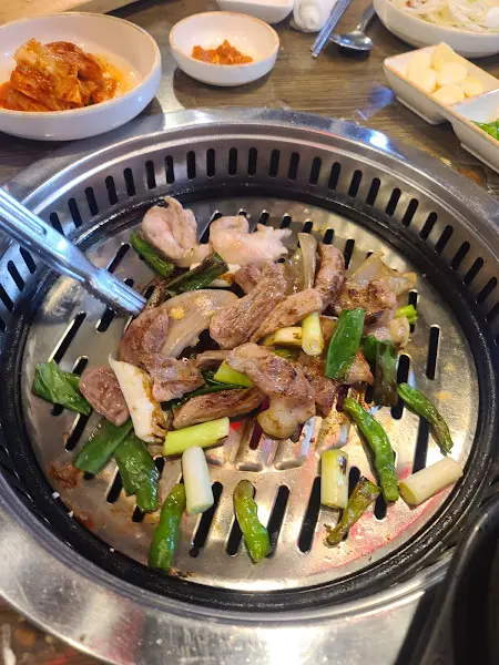 돼지고기 굽는 모습