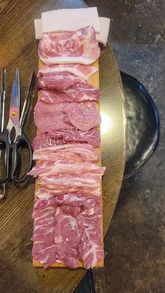 나무 도마에 담긴 돼지고기