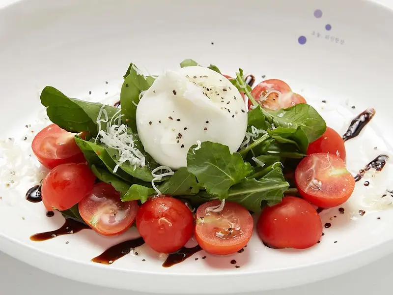 신선한 부라타 치즈 샐러드