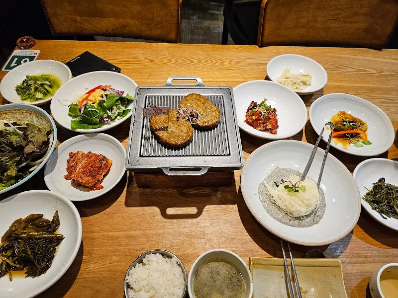 한 상 가득 차려진 음식