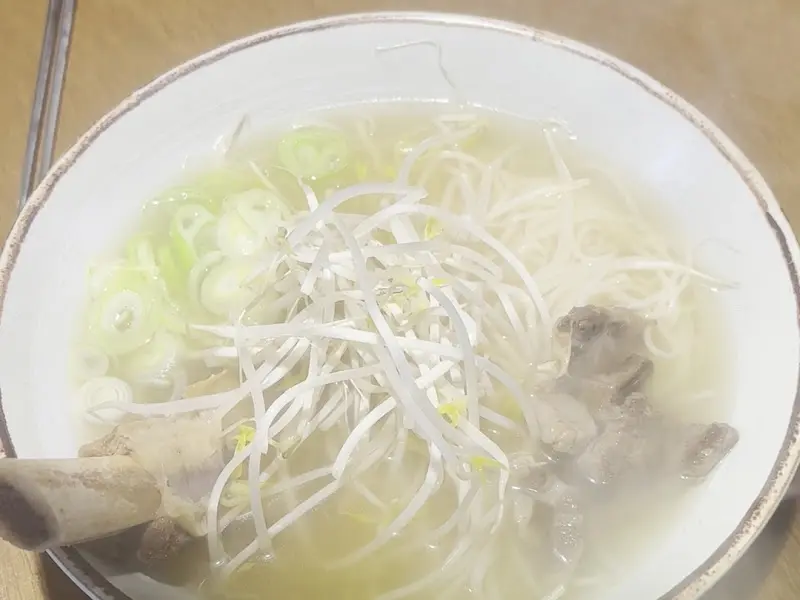 뽀얀 국물 위로 숙주, 파, 갈비가 듬뿍 올라간 갈비국수