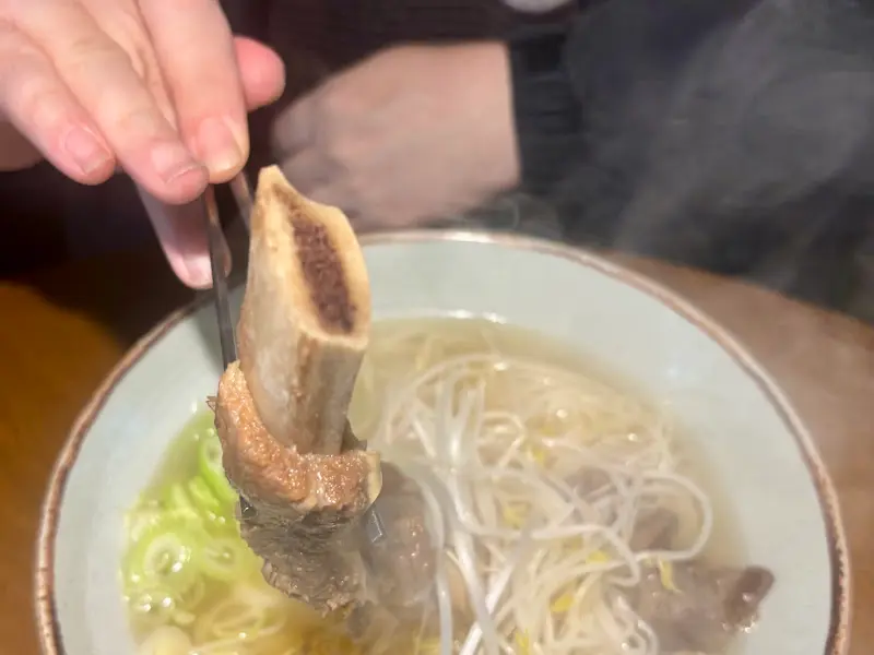 젓가락으로 들어올린 갈비