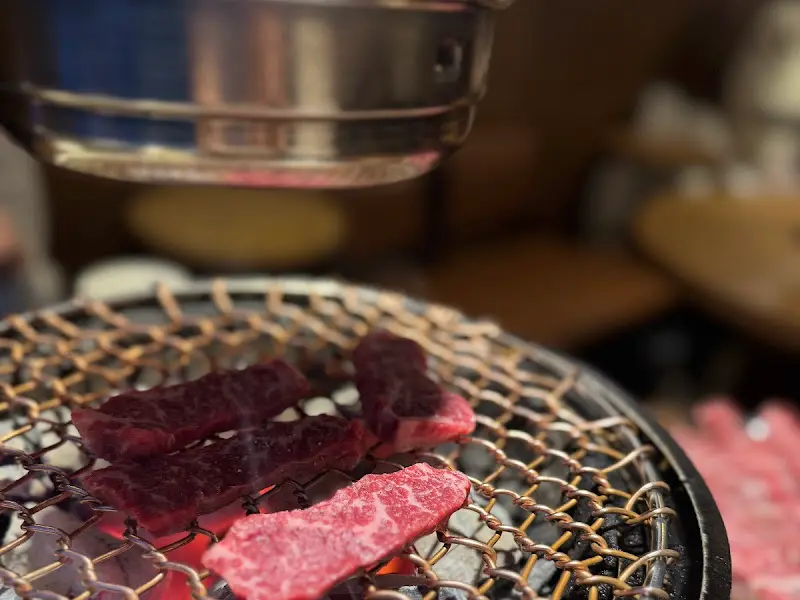 불판 위에서 구워지는 소고기