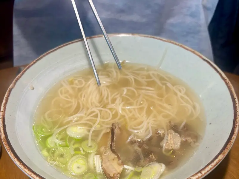 젓가락으로 면을 들어올린 모습