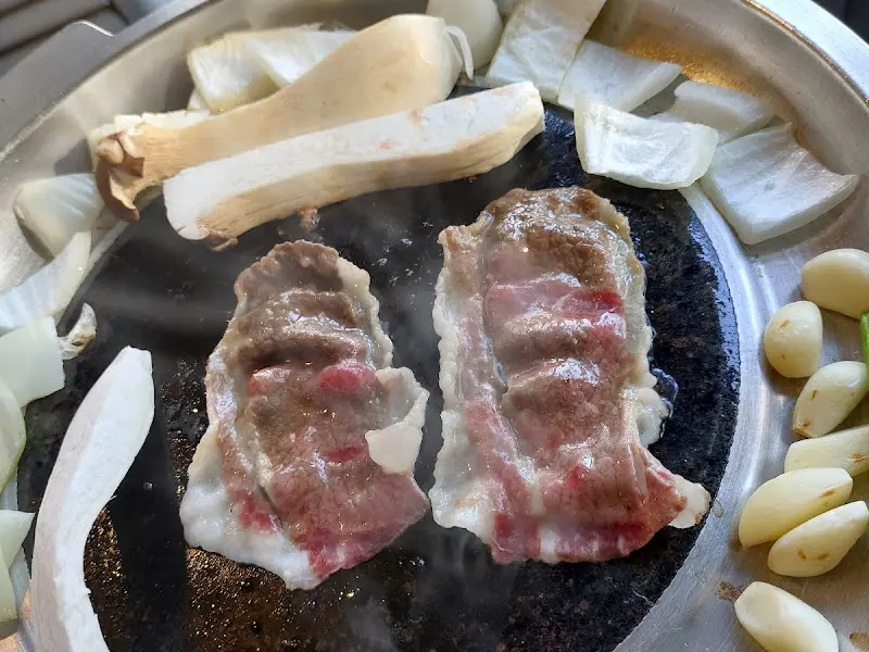 돌판 위에서 익어가는 고기