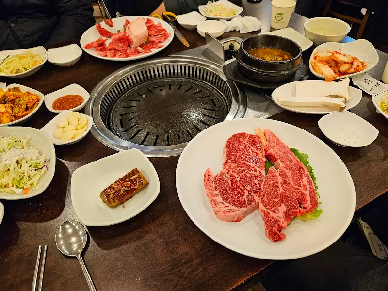 푸짐하게 차려진 밑반찬들