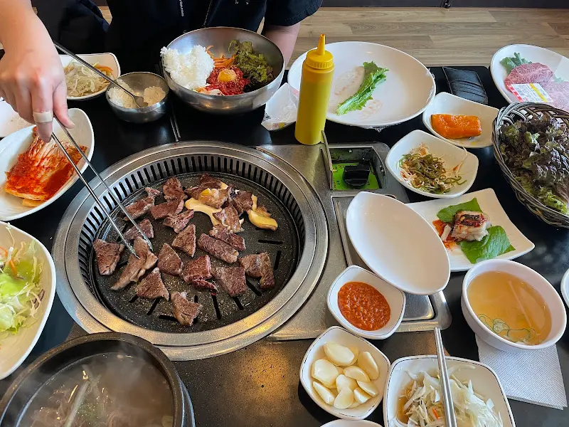 숯불 위에서 익어가는 한우