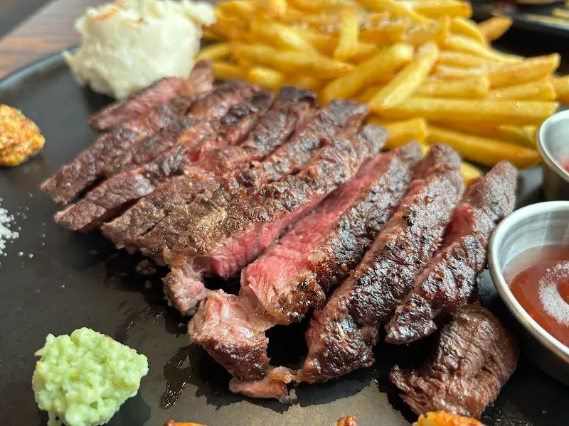 부채살 스테이크와 감자튀김