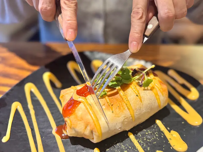 브리또 자르는 모습