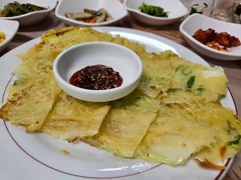 정갈하게 담겨 나온 밑반찬