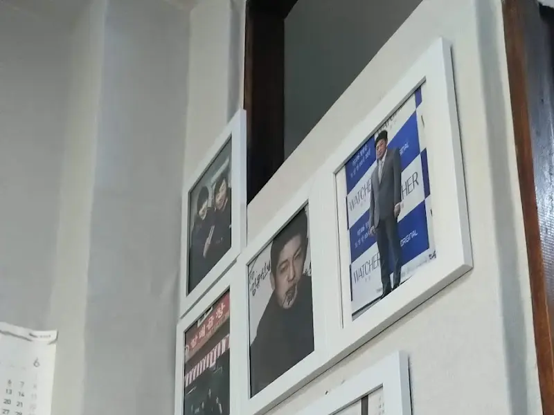 벽에 걸린 사진들