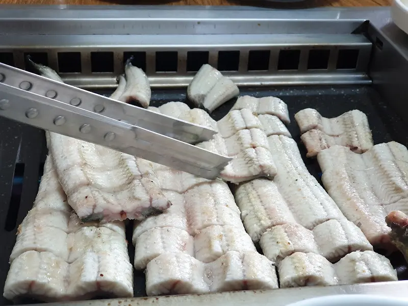 숯불 위에서 익어가는 장어