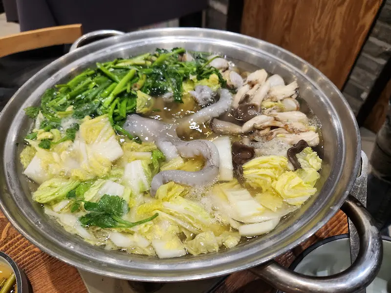 해산물이 가득 들어간 해물탕