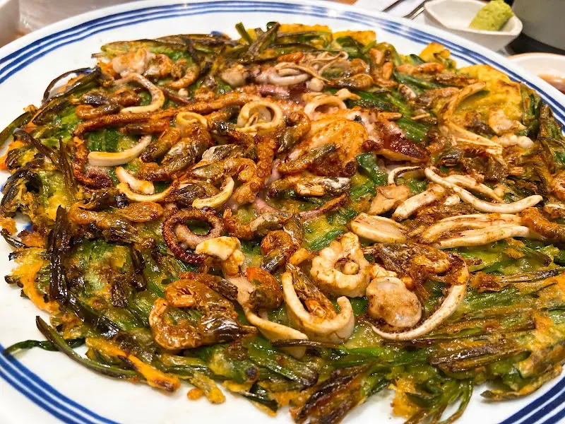 해산물이 듬뿍 들어간 해물파전