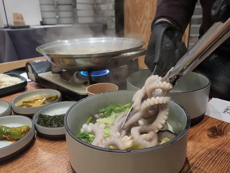 해산물을 담는 모습