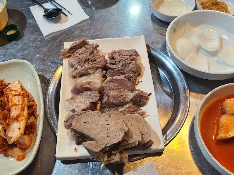 윤기가 자르르 흐르는 수육