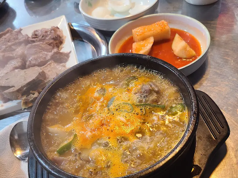 얼큰한 순대국의 모습