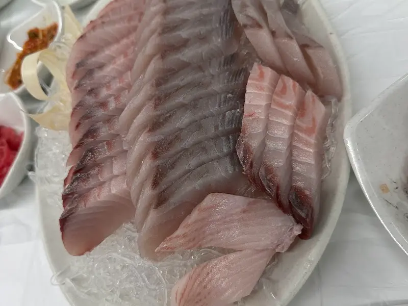 두툼한 삼치 선어회