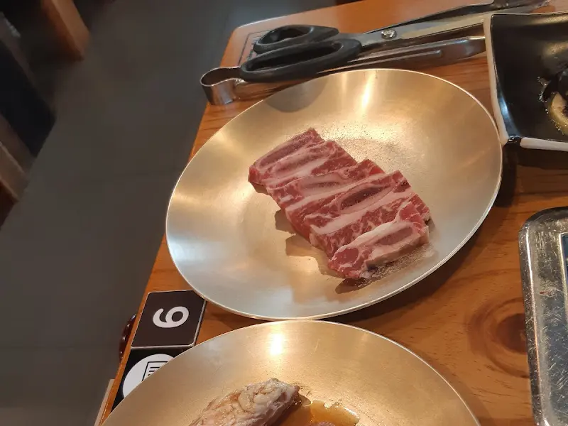 윤기가 흐르는 꽃갈비