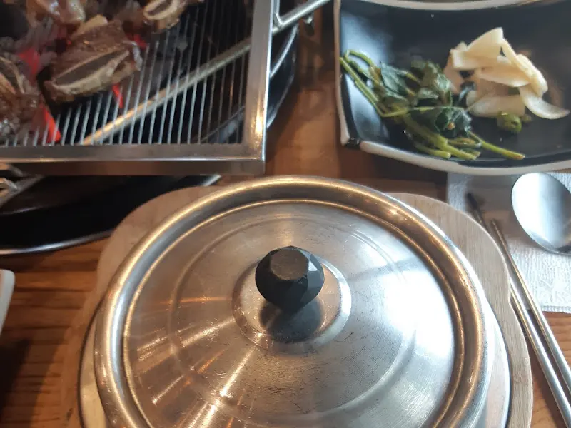 숯불 위에서 익어가는 꽃갈비