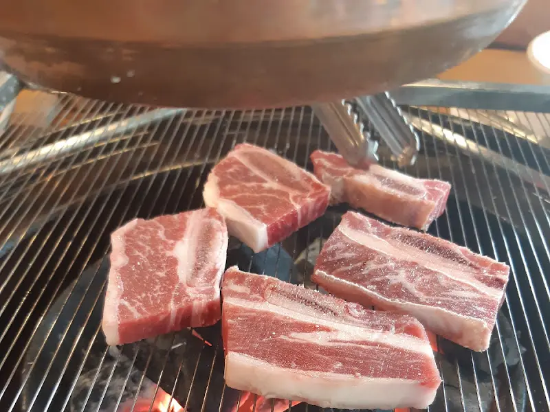 화로 위에서 노릇하게 익어가는 수제갈비