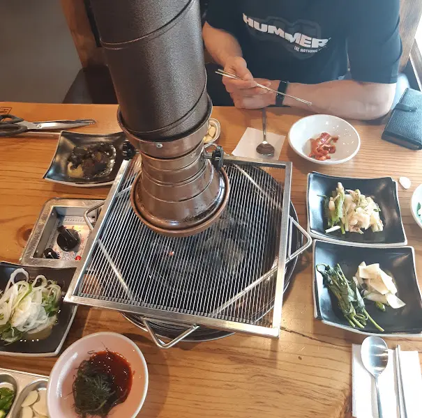 깔끔하게 정돈된 테이블과 환풍시설