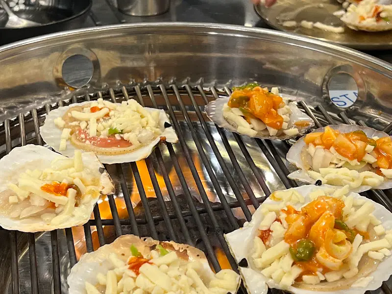 불판 위에서 익어가는 조개들의 모습