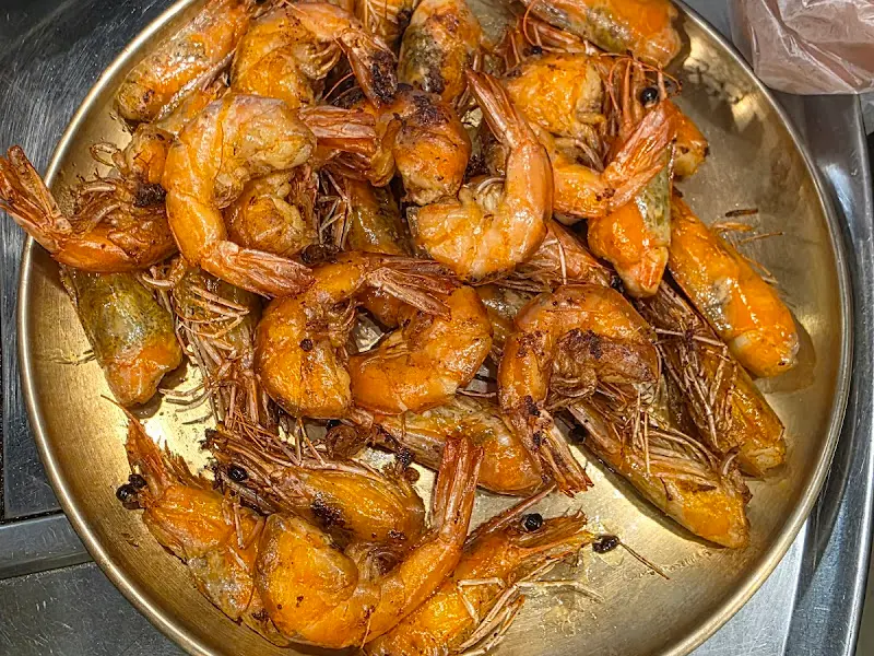 노릇하게 구워진 새우구이의 모습