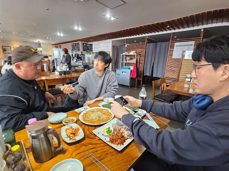 네가래 평강 잣 막국수 식사 모습
