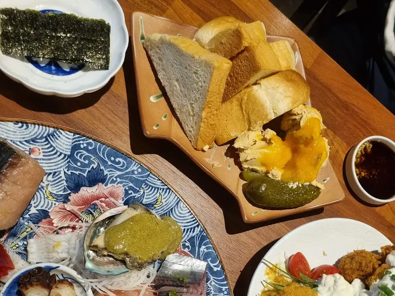 숙성회와 곁들여 먹는 빵과 해초