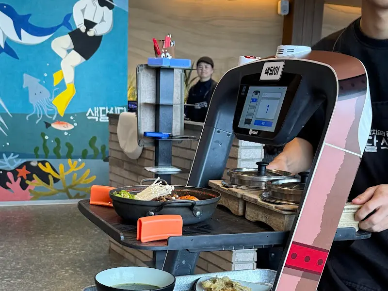 서빙 로봇과 갈치조림