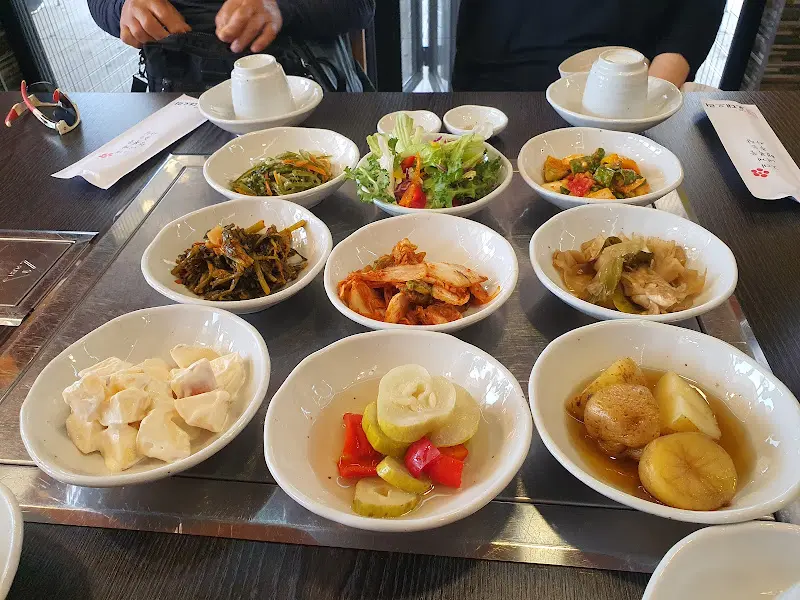 정갈하게 차려진 오리 정식 한 상 차림