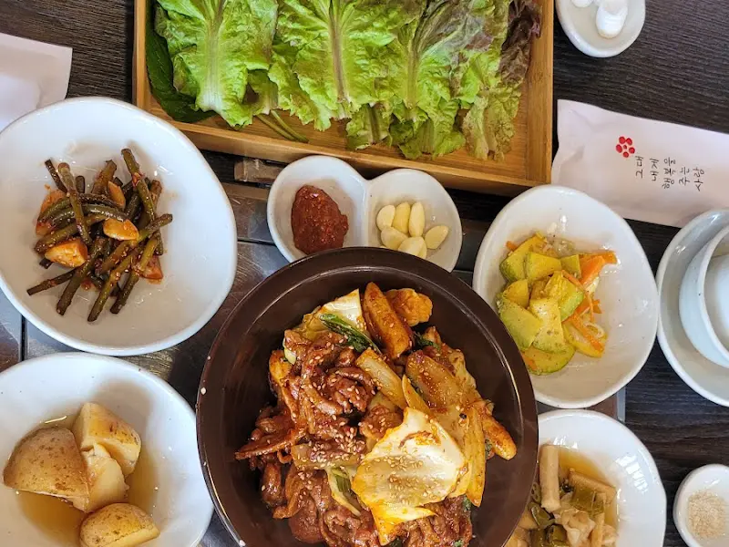 신선한 쌈 채소와 오리고기의 조화