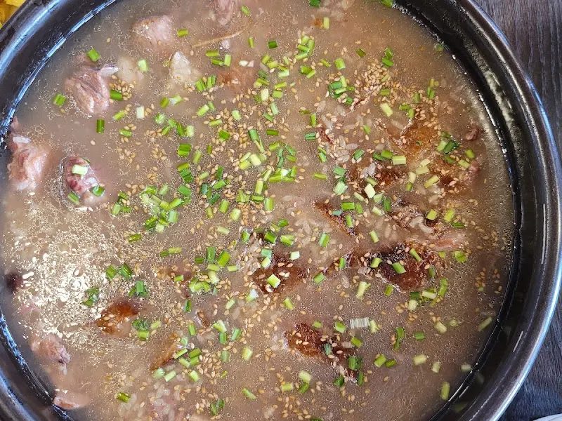 오리 고기를 넣고 끓인 따끈한 국물 요리