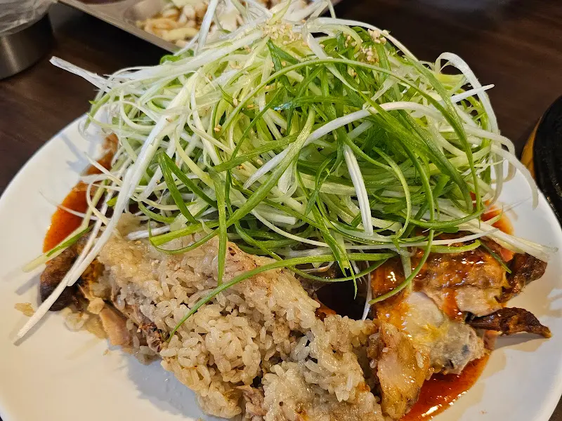 파채와 함께 제공되는 닭살부부의 특별한 목살구이