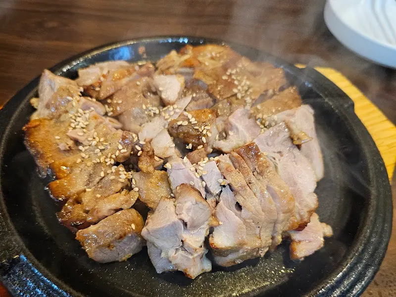 윤기가 흐르는 닭살부부의 목살구이