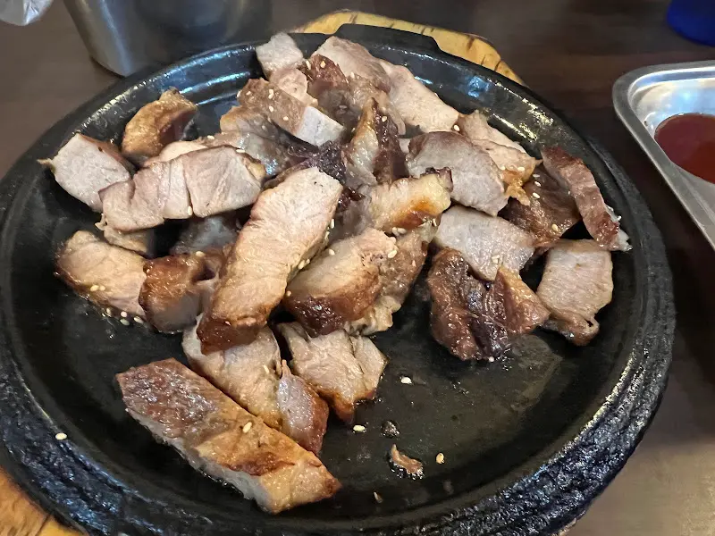 노릇노릇하게 구워진 닭살부부의 목살구이