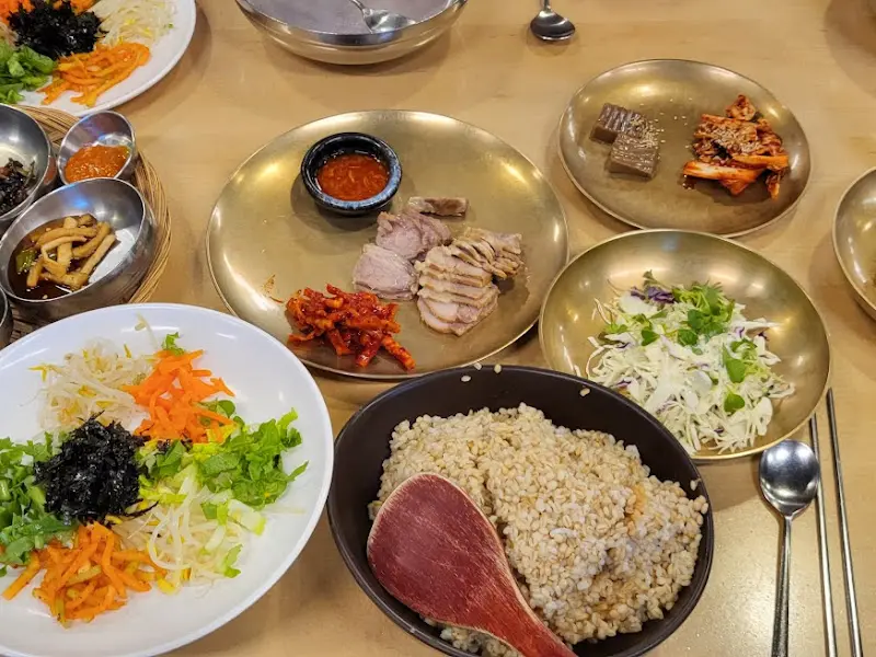 정갈하게 차려진 솥밥 정식 한 상