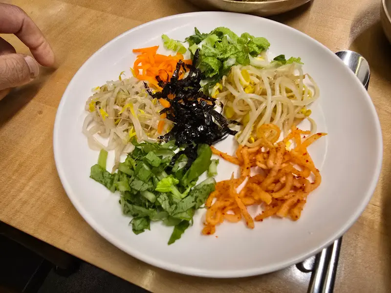 정갈하게 담겨 나온 비빔밥 재료들