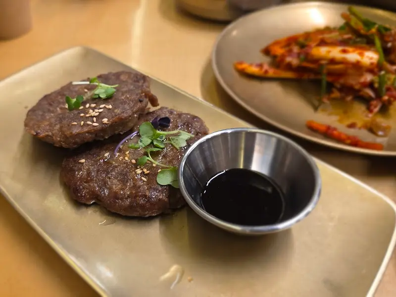 윤기가 흐르는 떡갈비