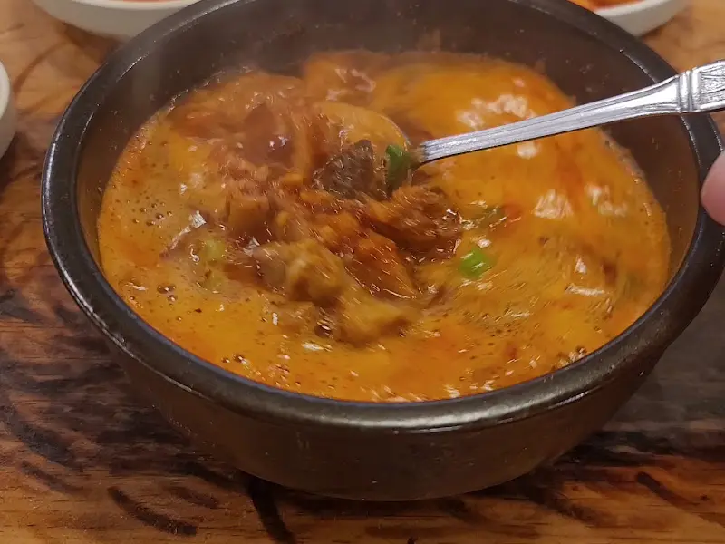 숟가락으로 내장탕 뜨는 모습