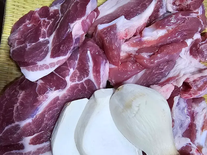 두툼한 생삼겹살과 목살