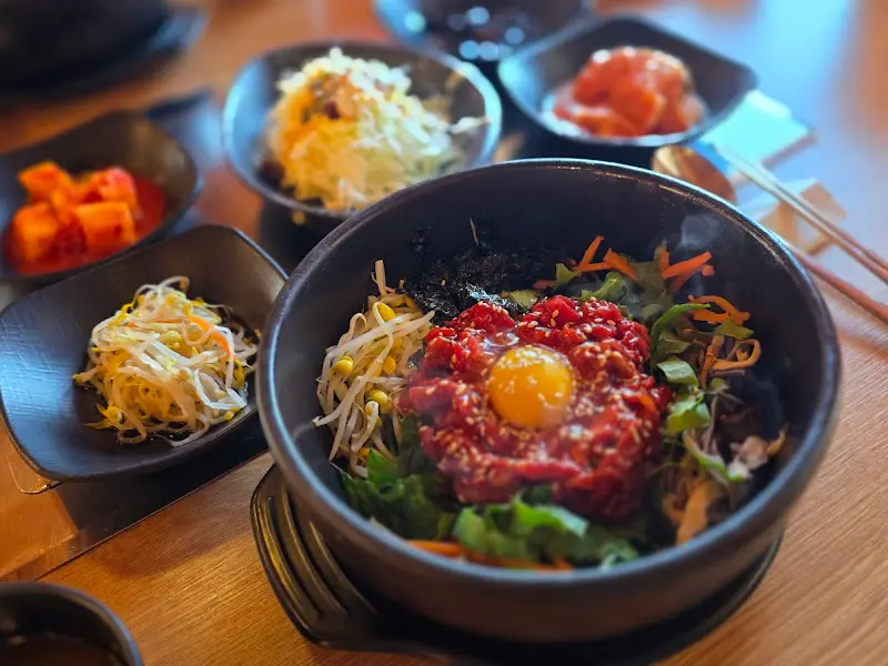 돌솥 육회비빔밥과 밑반찬